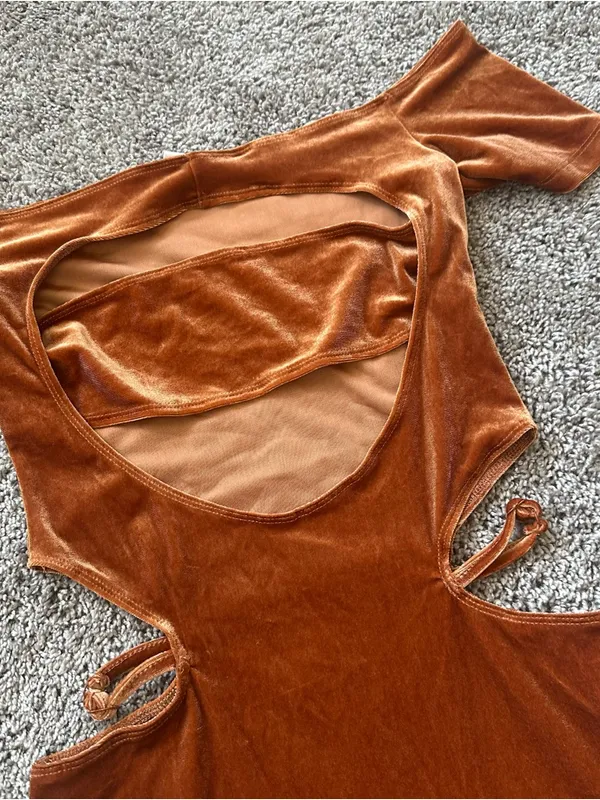 Tic Toc Off-Shoulder Cutout Velvet Mini Dress in Rust - Image 3