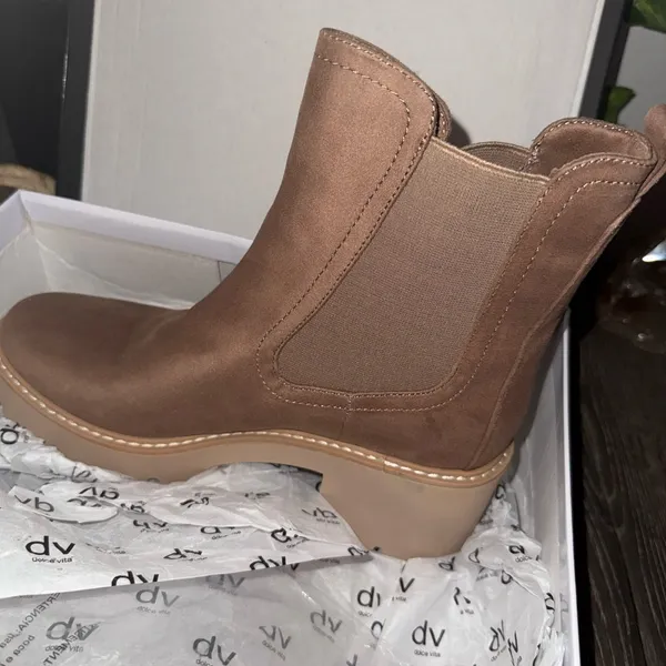 DV by Dolce Vita NWT - Tobias Taupe Chelsea Boots – Size 9.5 – New In Box - Image 13
