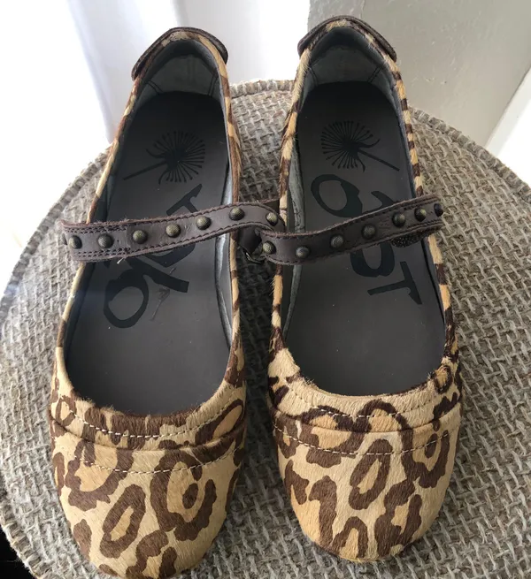 Vintage 100% GENUINE LEATHER fuzzy brown and tan leopard print Mary Jane ballet flats with gold studs ad velcro strap closure - Image 3