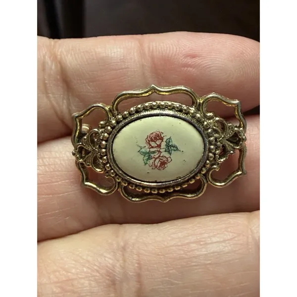 Vintage Cottagecore Style Cameo Gold Tone Floral Enamel Oval Estate Pin Brooch - Image 2