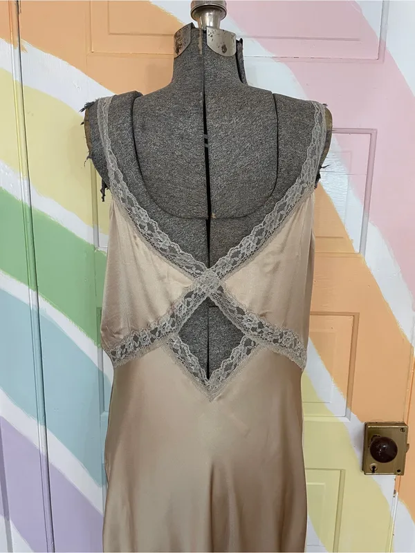 By Anthropologie Reversible Lace-Trimmed Sleep Dress Satin Gold Cutout Sz L 🧡🎀 - Image 9