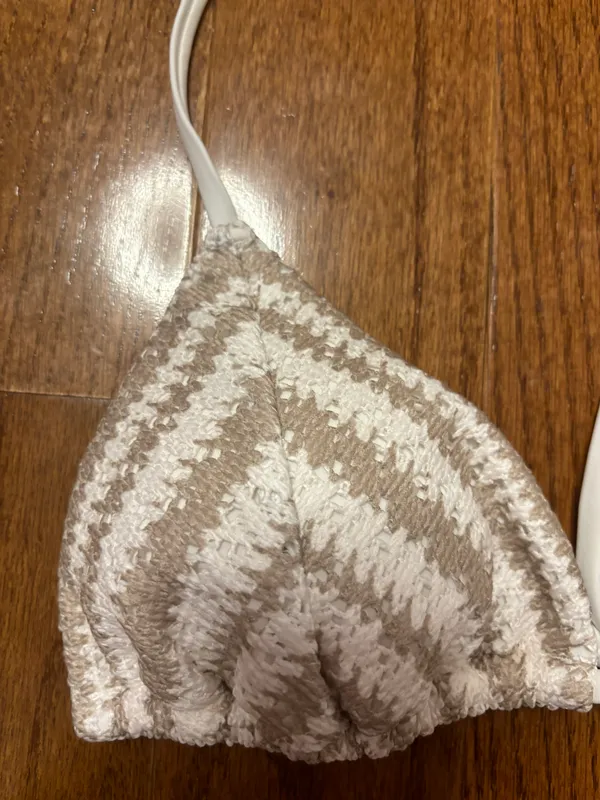 Hollister NWT  CROCHET-STYLE STRING TRIANGLE BIKINI TOP - Image 3