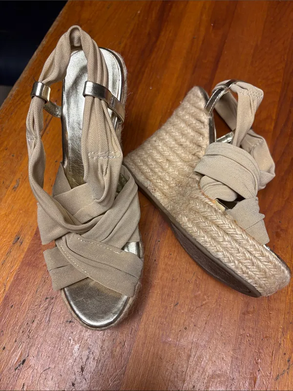 Nine West Beige Twist-Knot Slingback Heels with Gold Footbed - Image 3