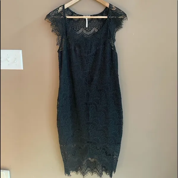 Free People Peekaboo Scalloped Lace Slip Dress‎ in Black Size Small - Image 5