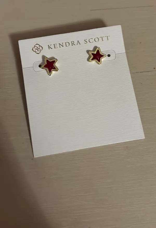 Kendra Scott NWT Jae Star Gold Stud Earrings in Maroon Jade - Image 2