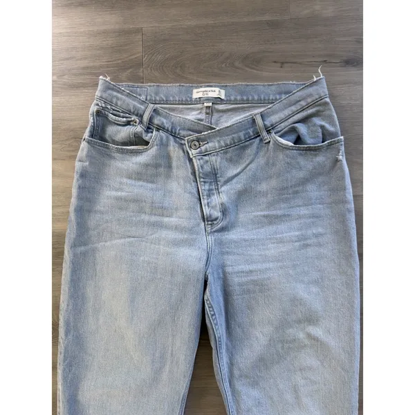 Abercrombie & Fitch The Dad High Rise Criss Cross Light Wash Jeans Size 14s/32 - Image 3