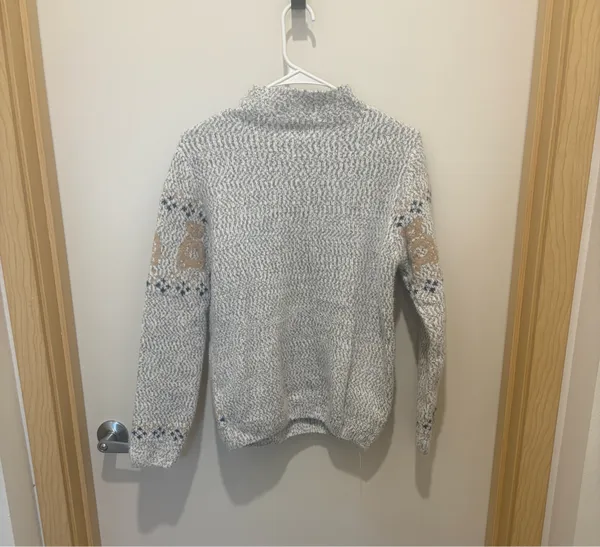 Gray and tan bear sweater Size M - Image 3