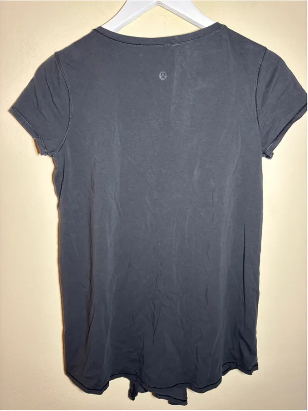 Lululemon Short Sleeve V-Neck Tee in Black Sz 8/10 PTP 18” - Image 2