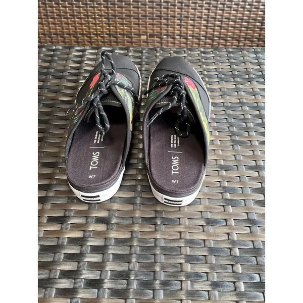Toms shoes women’s size 7 - Image 5