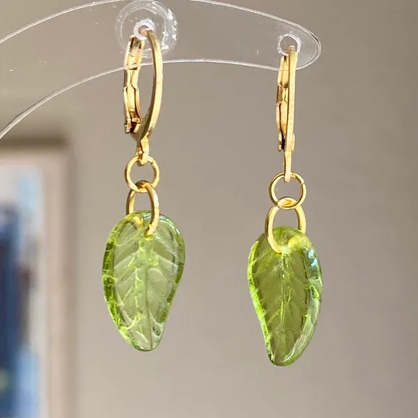 Handmade fairy forest vintage retro aesthetic style simple Czech glass leaf dangle earrings🍃💚 - Image 4