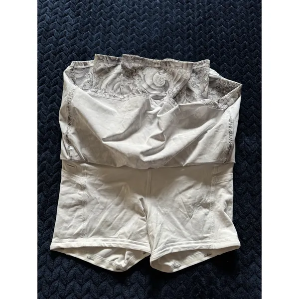 Lululemon Women's Pacesetter Skirt Floral White Gray Sz 4 - Image 4
