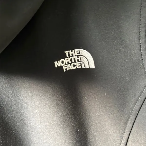 The North Face Black Ski Jacket for Ultimate Snow Adventures - Image 4