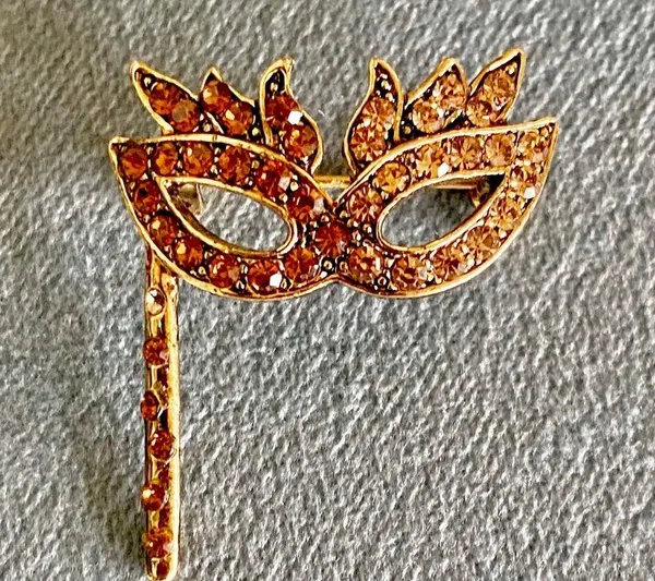 Masquerade Brooch Gold - Image 5