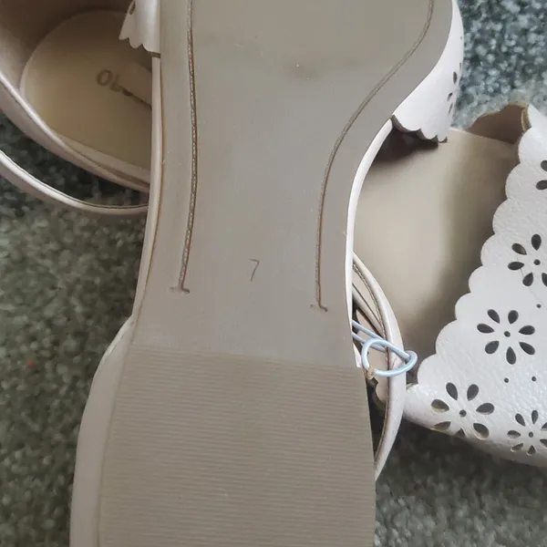Old Navy Women's Beige Ankle Strap Flats Laser Cut Pointy. - Image 4