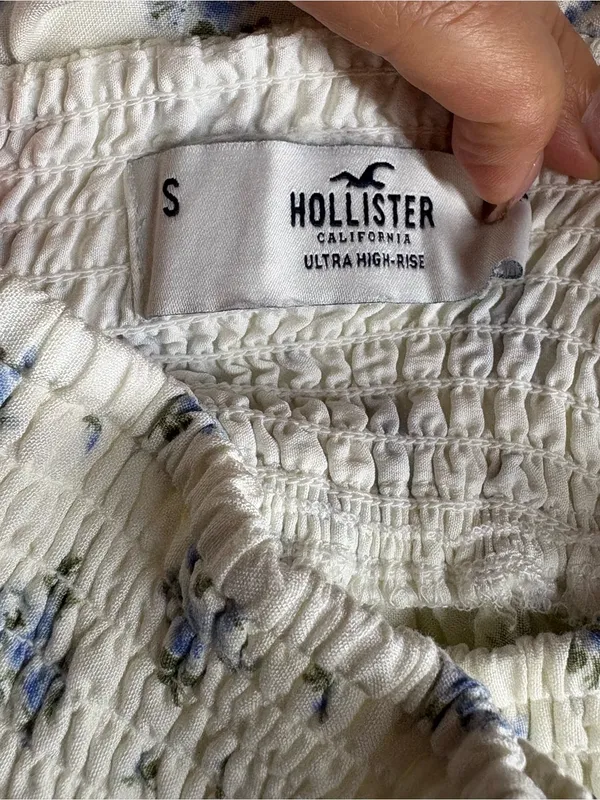 Hollister Cream Floral Tiered Mini Skirt with Blue Flowers Size S - Image 5