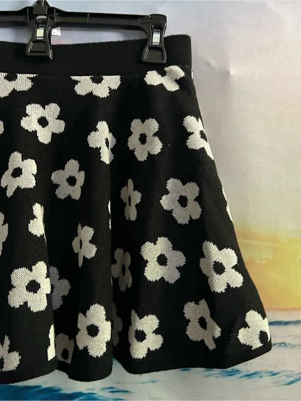 Forever 21 Black & White Floral Knit Skater Mini Skirt Small - Image 5