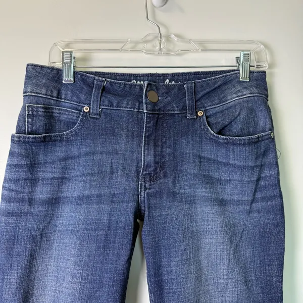 Wrangler Women's Essential Straight Stretch Mid-Rise Slim Fit Straight Leg Jean‎ - Image 2