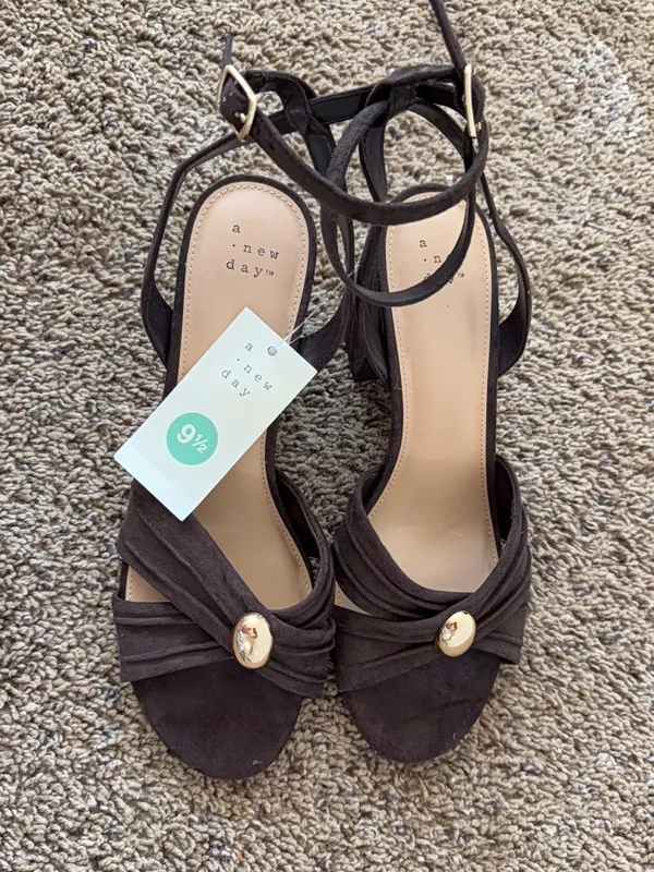 A New Day NWT Elegant Minimalist Strappy Heels Brown Block Heel Gold Accent Women 9.5 - Image 6