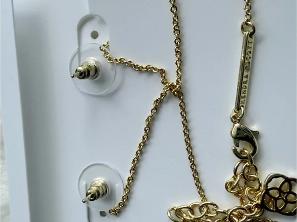 Kendra Scott Ari Heart Gold Pendant Necklace and Earrings in Rose Quartz - Image 4