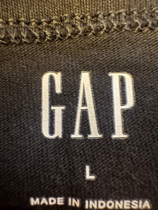NWT Gap vneck t-shirt  - Image 3