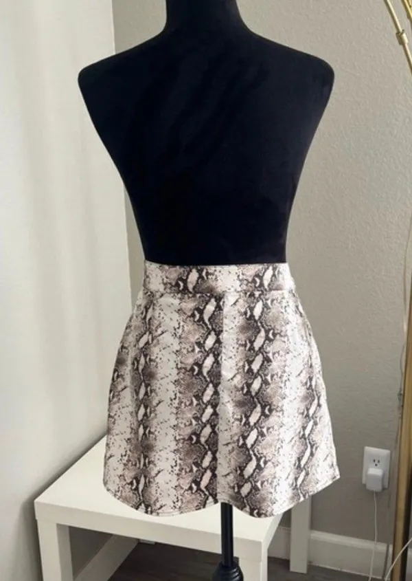 Rue 21 Womens Front Zipper Snake Print Mini Skirt Size Large - Image 3