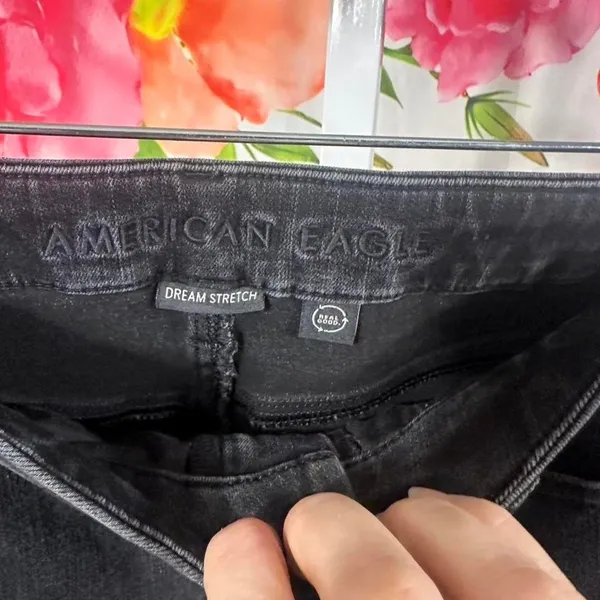J47. American Eagle black skinny jeans Size 28 - Image 2