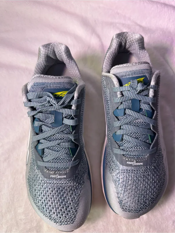 Altra Men’s Light Gray and Teal Road Running Shoes - Image 4