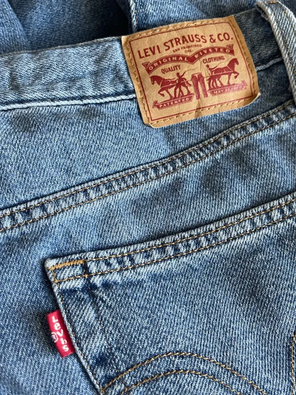 Levi’s High Waisted Mom Jeans Size 30 - Image 6