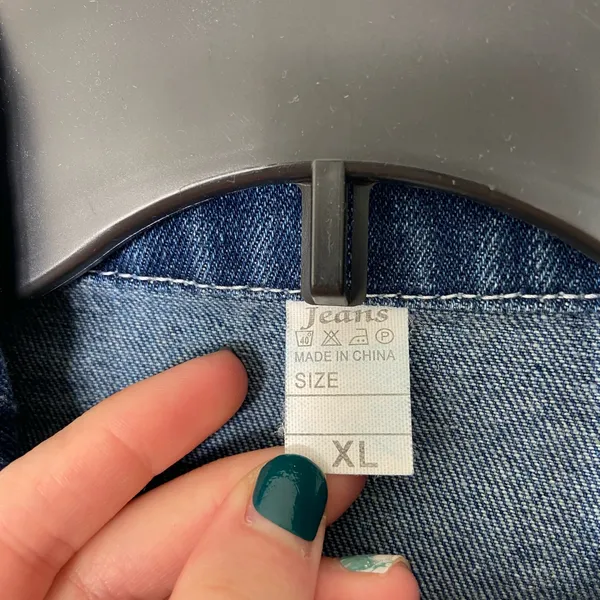 NWOT Women’s unbranded medium wash ripped denim full‎ button Jean jacket XL - Image 3