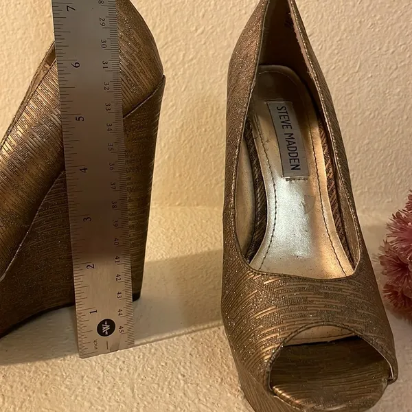 Steve Madden GOLD WEDGES - Image 2