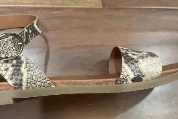 Steve Madden Snakeskin print sandals 7.5 - Image 6