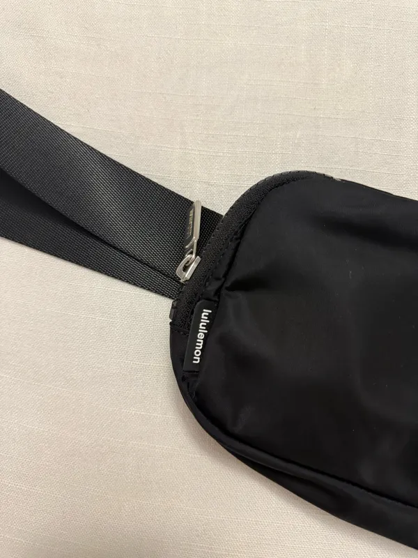 Lululemon Everywhere Belt Bag 1L - Image 4