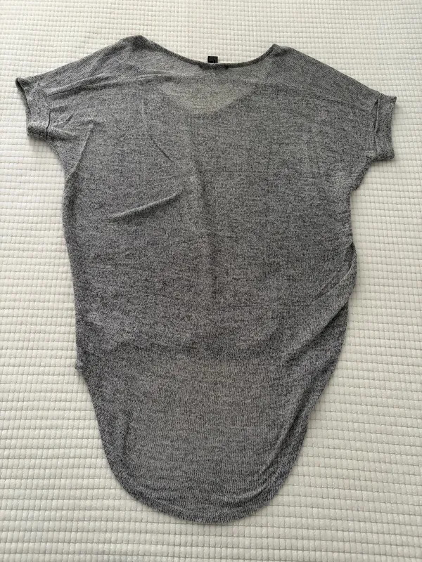 Forever 21 Heather Gray Short Sleeve Hi-Low Top Size Small - Image 3