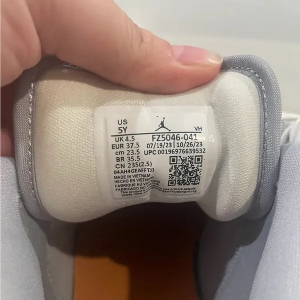Nike Gray and Blue Athletic Shoes with Classic Design - Image 6
