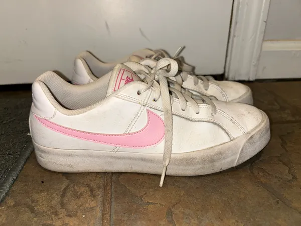 White and Pink Nike Casual Shoes - Image 3