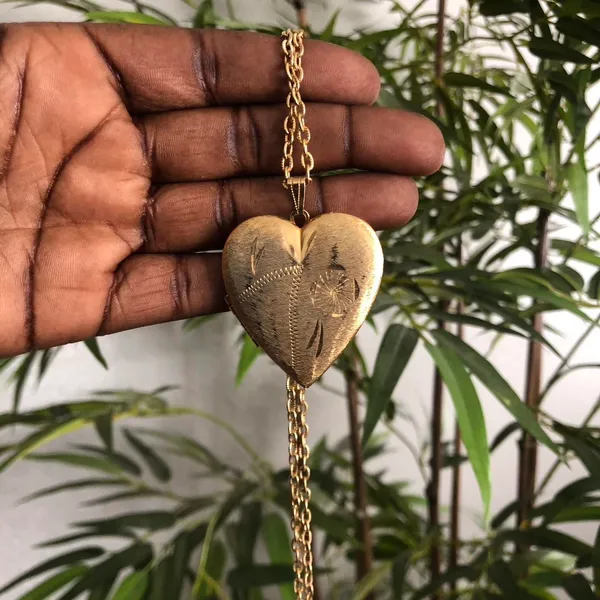 Vintage Y2K Etched Heart Photo Locket Gold Tone Chain Victorian #Edwardian #Romantic #Feminine #90s #2000s Spring Ring Clasp Measurement in pics - Image 2