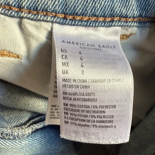 American Eagle Light Wash Pleated Cuffed Mom Shorts Size 4 - Image 4