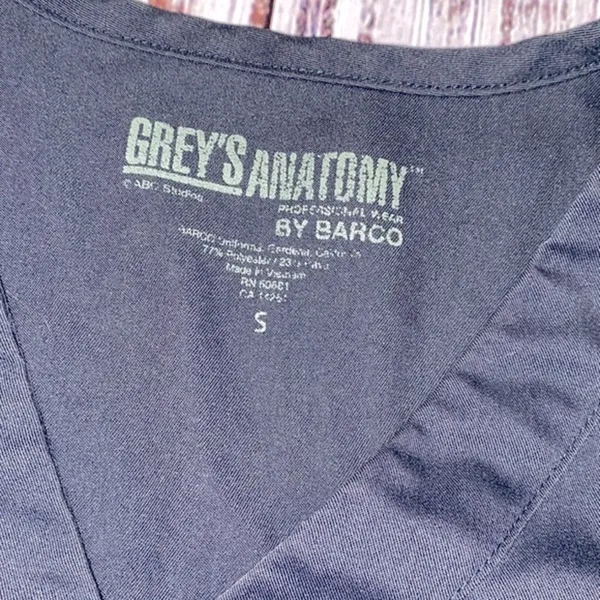 Greys anatomy grey nurses scrub top size small - Image 2
