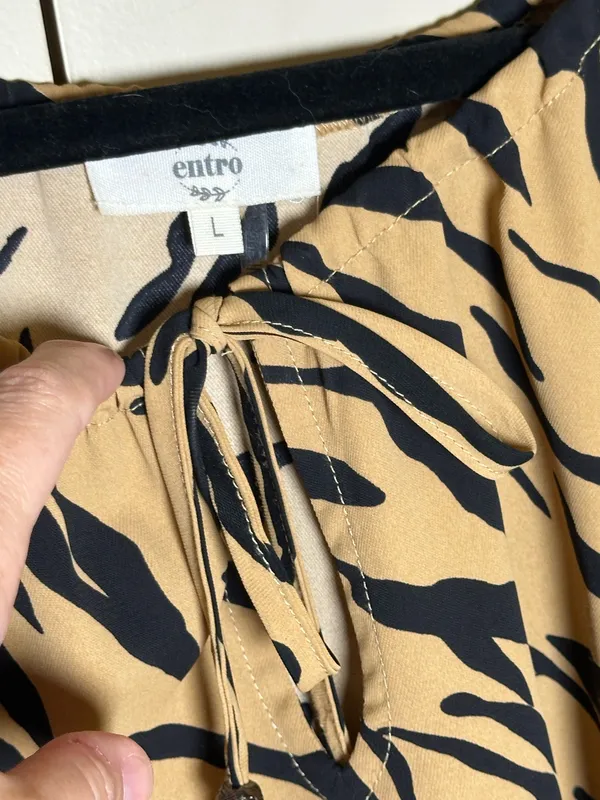 Entro Women’s Camel & Black Tiger Print Blouse Size Large Flowy Cottagecore EUC - Image 6