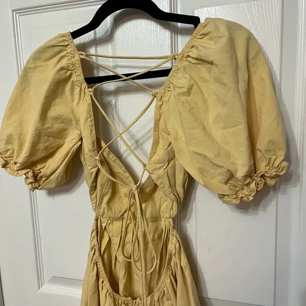 Mable backless‎ puff sleeve dress yellow size medium - Image 7