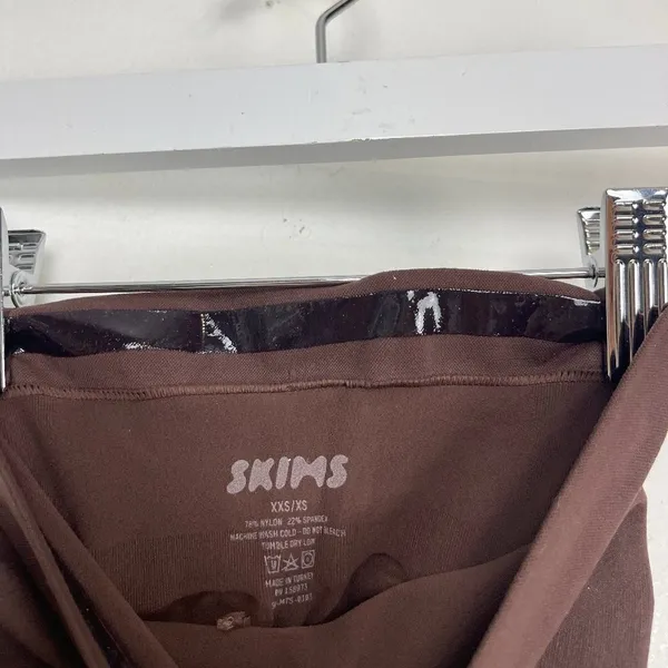 SKIMS Sculpting Mid Thigh Shorts in Cocoa Size XX-Small/X-Small - Image 5