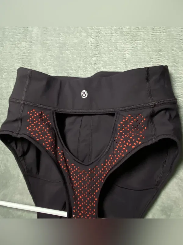 Lululemon High Neck Black Red Laser Cut Sports‎ Bra size 6 outdoor Sporty - Image 6