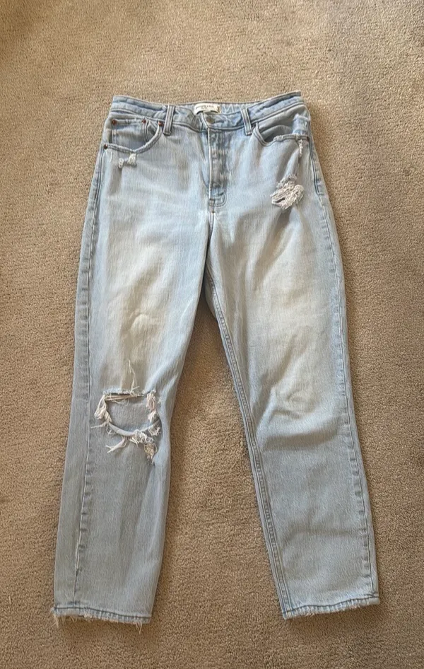 Abercrombie High Rise Mom Jean - Image 4