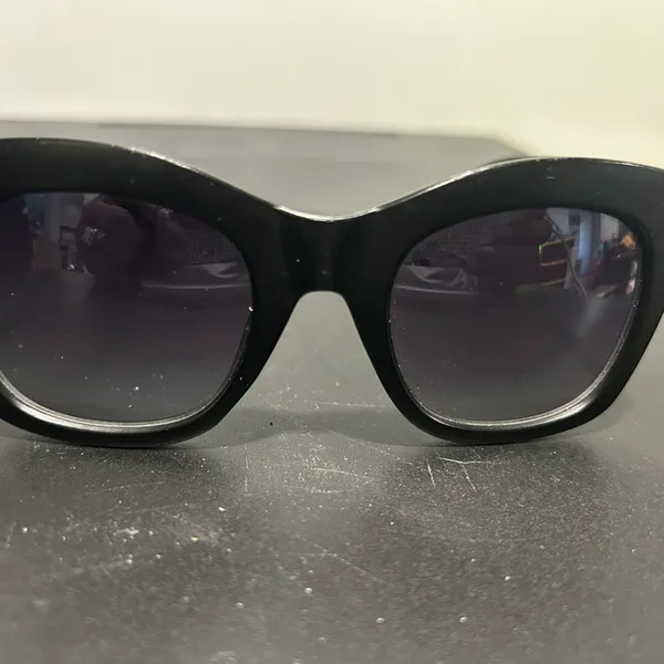 Steve Madden Black Sunglasses Sleek Design UV Protection - Image 2