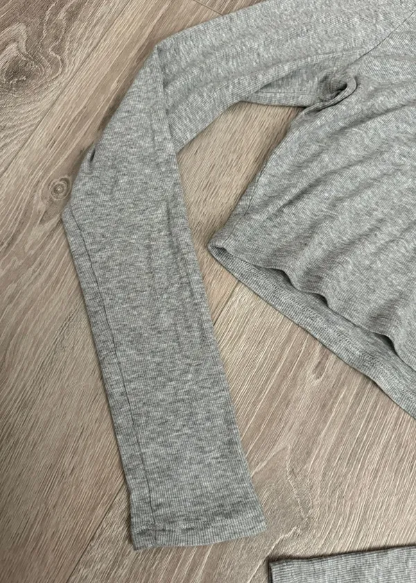 Aritzia Cropped Gray Turtleneck Long Sleeve - Image 3