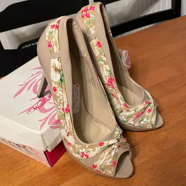 Wild Rose platform pumps with flower details - Image 6