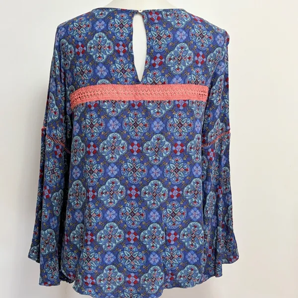 Hollister Bell Sleeve Blouse Large Blue Medallion Boho Crochet Trim Top - Image 6