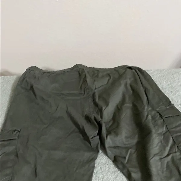 Green Ankle Cropped Pants with Elastic Waistband and Relaxed Fit - Image 4