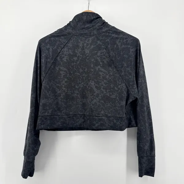Vuori‎ Halo Essential Funnel Neck Black Camo Pullover Stretch Crop Womens Small - Image 7