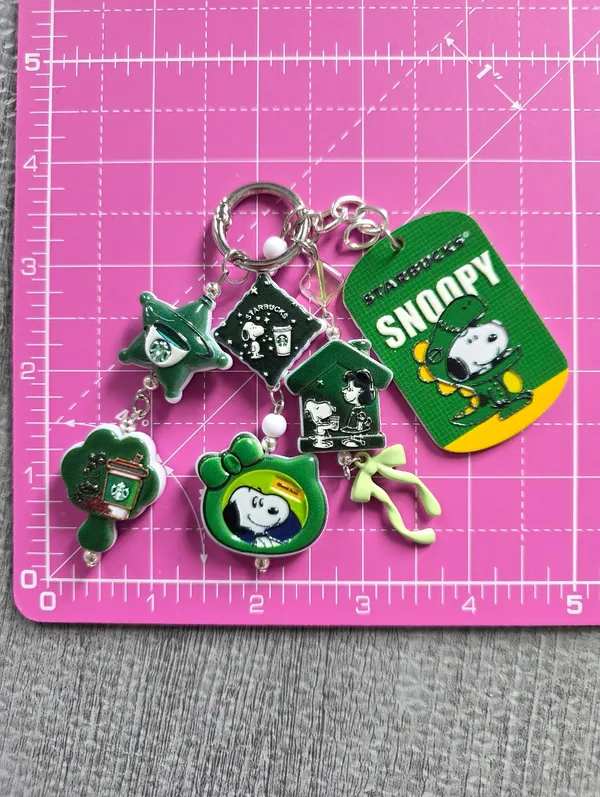 𝙎𝙤𝙡𝙙! 𝘿𝙤 𝙣𝙤𝙩 𝙗𝙪𝙮 𝙥𝙡𝙚𝙖𝙨𝙚!  Snoopy Starbucks Bag Charm Keychain - Image 2